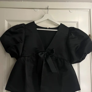 Svart fest topp  - Svart topp från Nelly. Använd en gång. Storlek S. Nypris 500kr
