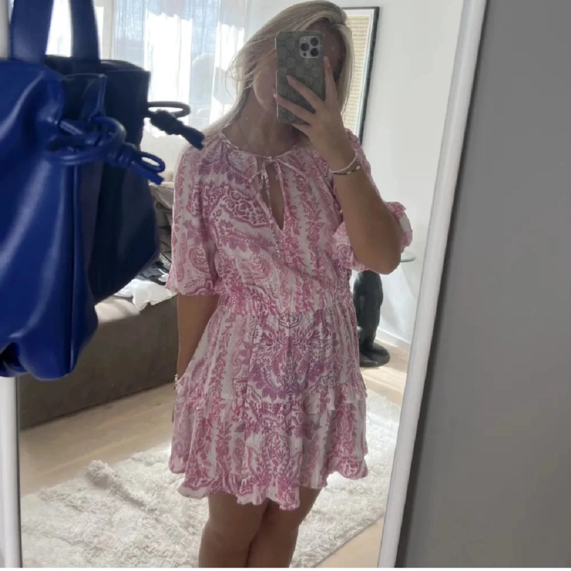 Rosa och vit kortklänning med volang - 91