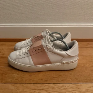 Valentino open sneakers  - Säljer nu dessa fina valentino skor | Super fint skick | Storlek 39 | Givetvis äkta, kommer även med äkthetsbevis | Hör gärna av er vid frågor eller funderingar 