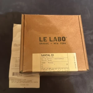Le Labo Santal 33 100ml Parfym - Le Labo Santal 33, 100ml eau de parfum. Handgjord och etiketterad i Moskva. Levereras i originalförpackning. Perfekt för dig som vill ha något unikt och trendigt i parfymhyllan.