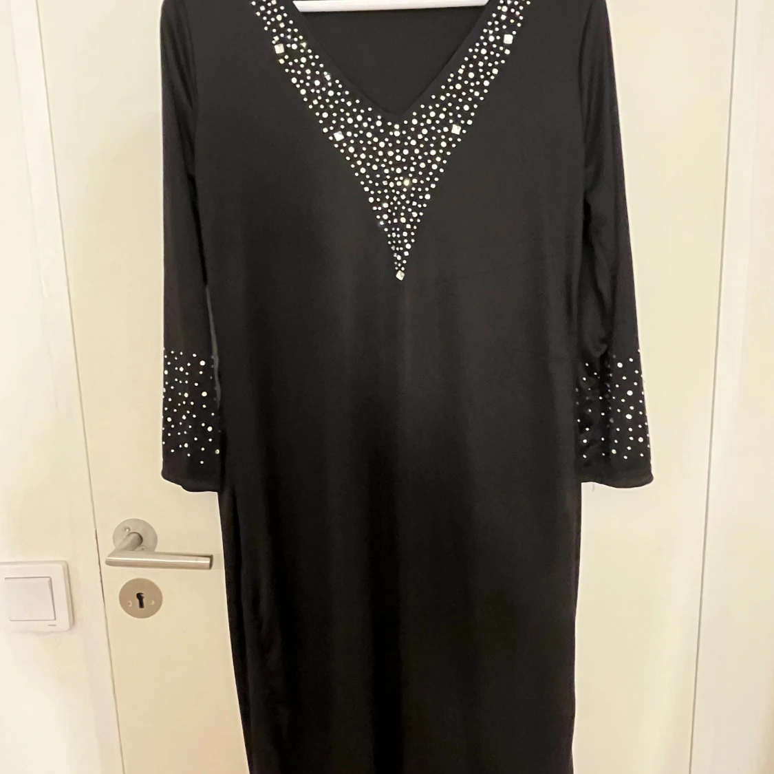 Svart långklänning med kristalldetajler