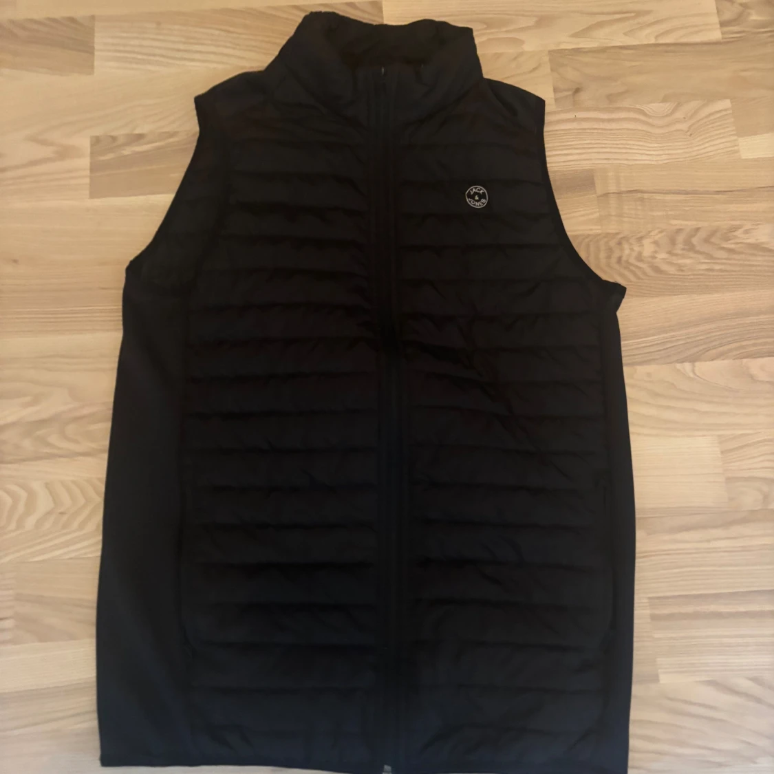 Svart dunväst från Jack & Jones