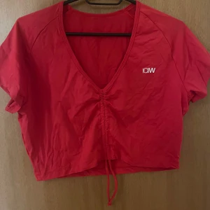 ICIW Träningsstopp  - Röd super skön träningsstopp från ICIW som man kan justera längden på med snöret framtill. Använd 1 gång