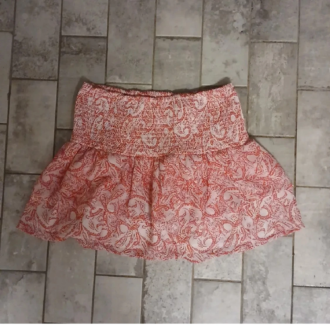 Rosa mönstrad kortkjol från Gina Tricot