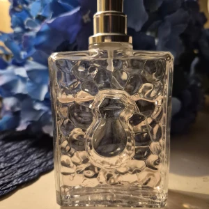 Salvador Dali Dalia EdT Spray - Fräsch blommig eau de toilette från Salvador Dali, Dalia-serien. Sprayflaska, perfekt för dig som vill ha en lätt och somrig doft. Passar dig som gillar subtila och moderna parfymer.