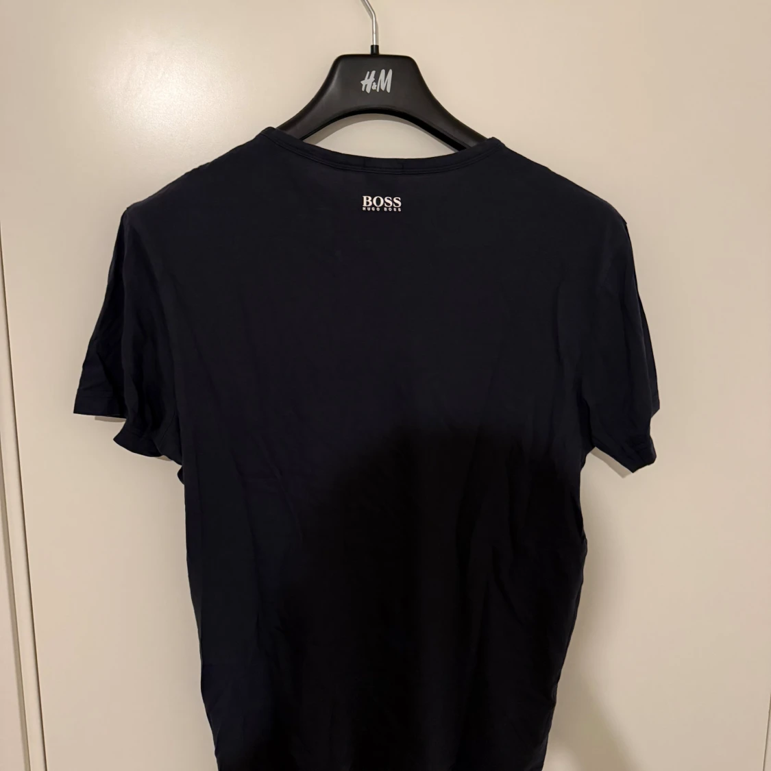 Mörkblå Hugo Boss t-shirt med logga - 1