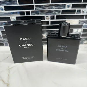 Bleu de Chanel EdP 100ml - Stilren och ikonisk herrparfym från Chanel. Eau de Parfum-variant, 100 ml. Perfekt för dig som vill sticka ut med en klassiker i modern tappning.