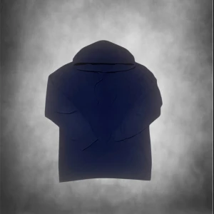 Mörkblå merinohoodie med huva - Snygg mörkblå hoodie med klassisk huva och snörning gjord av mjukt merinoull. Tröjan har långärmad passform och är tillverkad i mjukt merino material som är skönt mot huden. Perfekt inför vintern.