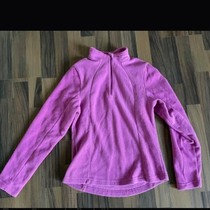 Rosa fleece kofta tröja - Superfin rosa fleece kofta i bra skick. Står strl M på lappen men den är mer som en XS/S.