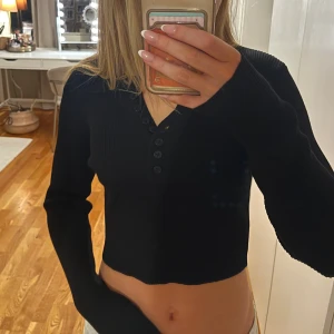 Snygg svart tröja - Snygg svart ribbad topp/tröja med knappar💕💕