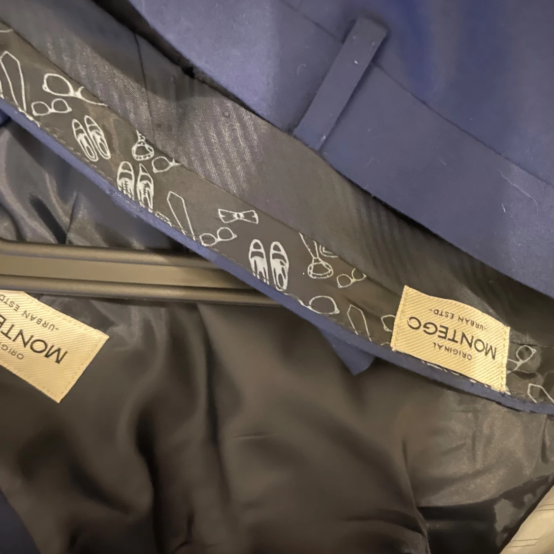 Marinblå kostym från Montego - 1