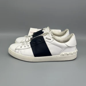 Valentino Open Sneaker Navy - • The shoes have been gently used and are in really good condition  • Size: 44 (fits 44.5–45)  • Color: Navy  • Retail price: 7280 SEK / 590€  • Dustbag & valentino card included