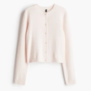 Ljusrosa kofta från H&M - Superfin ljusrosa kofta från H&M med rund hals. Mjukt stickat material i bomull och polyester, knappar framtill och långa ärmar. Perfekt att slänga över ett linne eller t-shirt för en chill look.