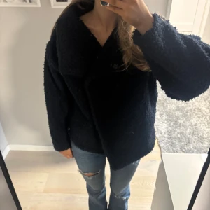 Mörkblå teddyjacka  - Säljer en mörkblå teddyjacka med bred krage och långärmad modell. Jackan har en loose passform och är perfekt för dig som gillar oversized och mysiga jackor. Pris kan diskuteras 🥰