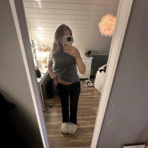 Svarta kostymbyxor  - Säljer ett par svarta kostymbyxor med rak passform och låg midja. Byxorna har klassisk look och är perfekta för dig som gillar en enkel och stilren stil. Passar till många olika outfits och är riktigt sköna att bära.