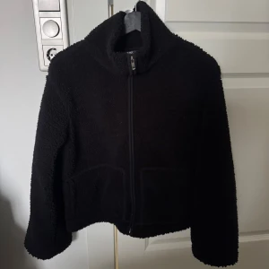 Lager 157 Jacka  - Hej säljer denna Lager 157 pilejackan i modellen SALLY i färgen svart den är lite använd men det syns inte på den. Den är ny tvättad också. Skriv gärna om ni har någon fråga💕