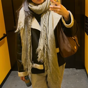 Faux leather jacket with teddy lining on the inside - The jacket has a zipper and two pockets on the sides. Oversized fit and cool contrast between the black material and the light details. Can be worn three ways! (like in the pictures)100% polyester. Perfect for cold days.