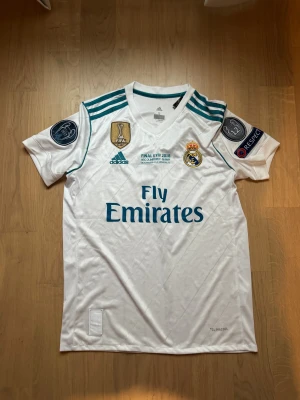 Real Madrid tröja - Bilderna visar en Real Madrid fotbollströja med Ronaldo 7 på ryggen. Tröjan har knappt använts.