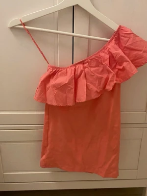 Så söt fest topp💕 - One shoulder topp med volang från MOLO. Denna är så fin och jag älskarrrr färgen men används tyvärr inte. Ganska fast pris men kan diskuteras. Använd 1 gång.