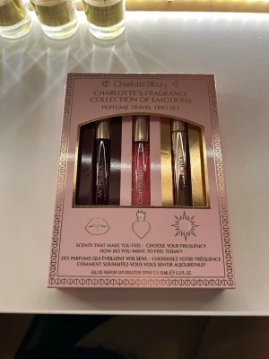 Charlotte Tilbury parfymtrio set - Upptäck Charlotte's Fragrance Collection of Emotions – ett resekit med tre olika parfymer, 10 ml vardera. Perfekt för dig som vill variera din doft efter humör och tillfälle. Smidigt format att ta med överallt. Oanvänd!