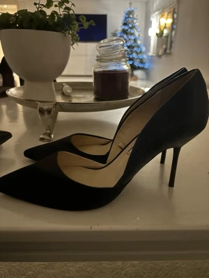 Mörkblå pumps från Zara Woman - Snygga mörkblå pumps från Zara Woman med spetsig tå och hög klack. Skorna har en mix av mockaliknande material framtill och blått, präglat syntetmaterial på sidorna. Perfekta för dig som vill sticka ut med stilrena detaljer.
