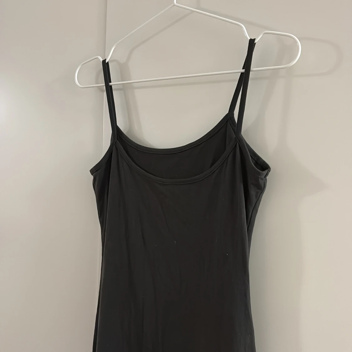 Mörkgrå långklänning med smala axelband - 1