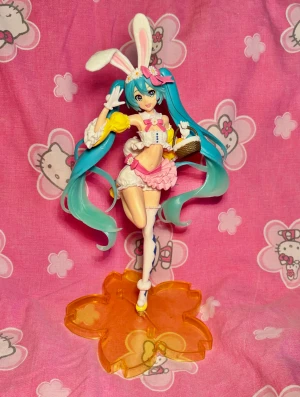Hatsune Miku figur (bootleg) - !!Bootleg, alltså inte äkta!! Hennes bas är lite krakelerad men hon kan stå. Funkar för dig som inte bryr dig så mycket över ifall figurinen är äkta utan mer casually vill dekorera/samla.