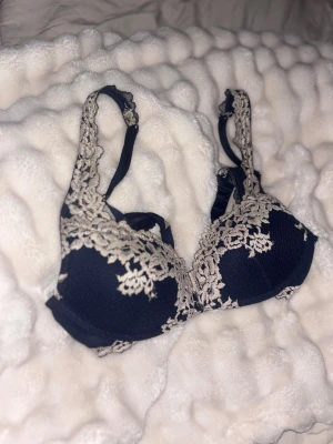 Marinblå bh  från Intimissimi  - Säljer en marinblå bh från intimissimi knappast använd och i bra skick! Säljer pågrund av att storleken inte passar. Storlek 70b och säljer för 350 men priset kan diskuteras!💕