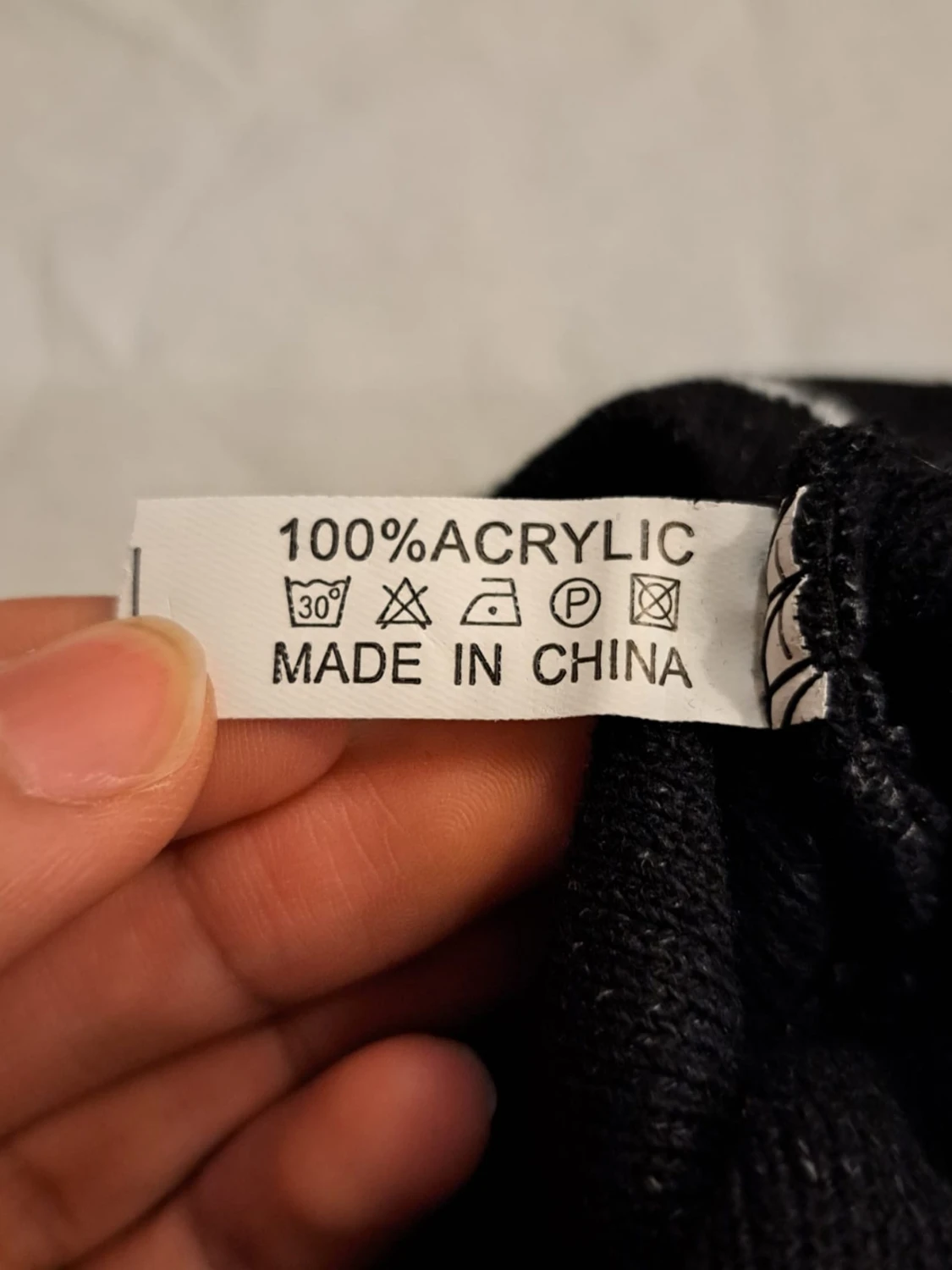 Svart stickad mössa med spindelnätsmönster - 4