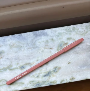 CAIA läppenna - Caia läppenna i färgen Bianca. Använd fåtal gånger