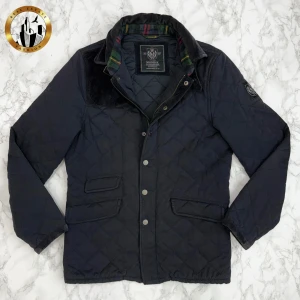 Morris Jacka M - Marinblå Morris jacka i storlek M i mycket bra skick. Tveka inte på att höra av dig för fler frågor eller vid minsta fundering! Skick: 9/10