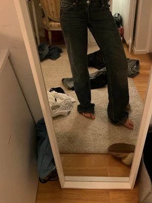  low straight jeans  - Säljer ett par blåa jeans från weekday i formen arrow. De är lågmidjade och raka men baggy och har storleken 24/34 och är köpta second hand men i väldigt bra skick 🩷