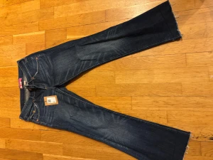 Mörkblå bootcut jeans från Star - Säljer dessa super snygga jeansen från H&M. Jeansen är köpa på Sellpy och har Sellpy lappen kvar. De satt perfekt men var tyvärr för korta