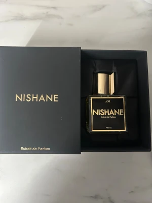 Nishane Ani Extrait de Parfum - Lyxig Extrait de Parfum från Nishane, modell Ani. Snygg design och exklusiv känsla, perfekt för dig som vill sticka ut.  ingredienser framgår ej på bilderna. 