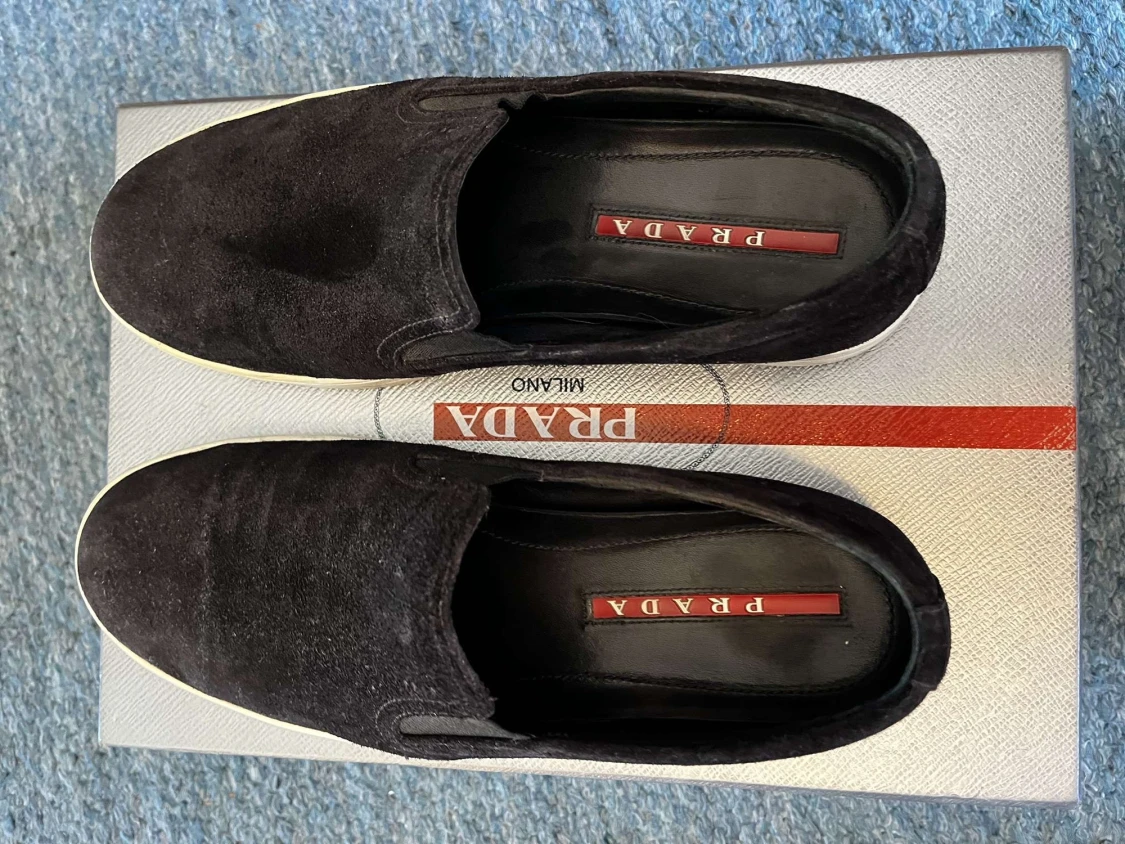 Svarta slip-on sneakers från Prada - 2