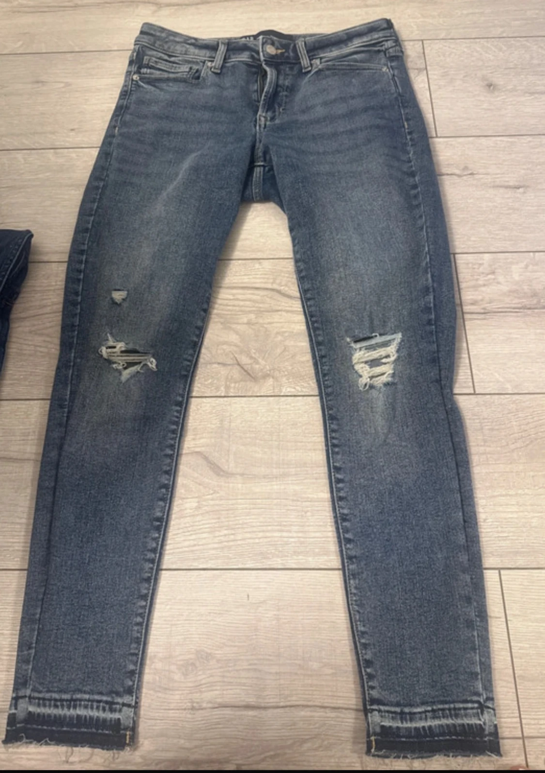 Mörkblå skinny jeans med slitningar Gap
