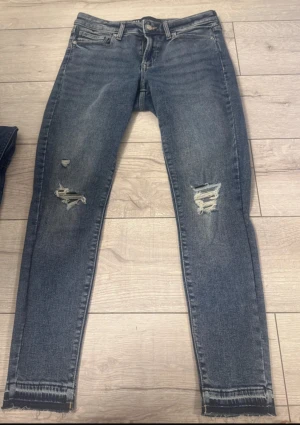 Mörkblå skinny jeans med slitningar Gap - Använd 1 gång 