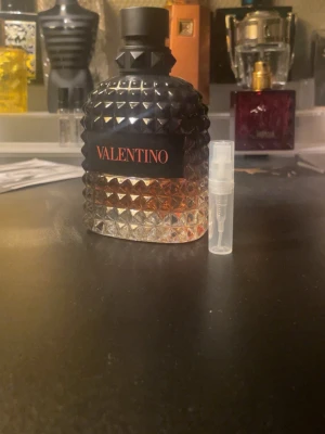 Valentino coral fantasy 2 ml - Snygg parfym från Valentino med medföljande 2 ml. Perfekt för dig som vill testa eller ha med dig doften på språng. Flaskan har en modern design som sticker ut i samlingen.