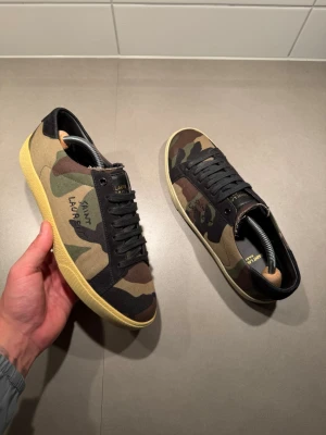 Saint Laurent Skor - ‼️VI TAR EJ BYTEN‼️ Saint Laurent Sneakers | Skick: 10/10 | Storlek 40 fits 41 | Tillkommer Box vid köp. | Fraktar inom 24H efter köp på köparens bekostnad 📦💨 | Hör av dig vid minsta fråga eller fundering 💭 