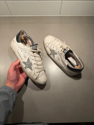 Golden Goose Skor  - ‼️VI TAR EJ BYTEN‼️ Golden Goose  ”Superstar” sneaker | Skick: 8/10 | Storlek 38 fits 39 | endast skorna ingår! | Fraktar inom 24H efter köp på köparens bekostnad 📦💨 | Hör av dig vid minsta fråga eller fundering 💭 
