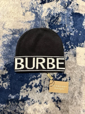Svart burberry mössa - Som ny. Perfekt till vintern!