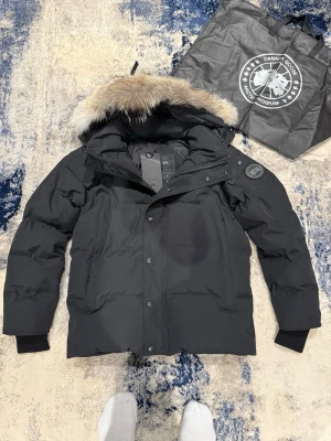 Svart canada goose Wyndham S - Tja! Säljer denna as feta svarta canada goose jackan i nyskick. Jackan är aldrig använd. Inget kvitto finns! Storlek S, han på bild är 185cm, 75kg. Hör av er vid funderingar!