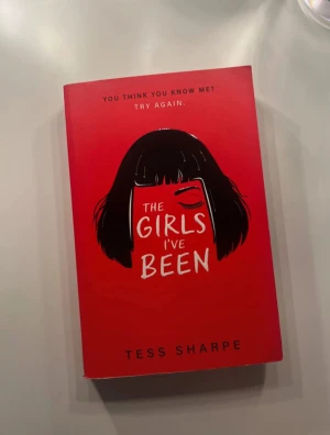The Girls I've Been - En spännande bok med starka karaktärer och oväntade vändningar. Perfekt för dig som gillar intensiva berättelser om identitet, hemligheter och att ta kontroll över sitt eget öde. Boken har en modern känsla och är aktuell för unga vuxna som söker något utöver det vanliga.