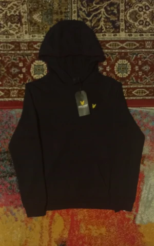 Lyle&Scott hoodie - Helt ny✨️. Jag har inte använt den✅️.Riktigt fin och snygg hoodie💯. Rekommenderar att köpa den för att jätte bra flr vinter för att den är också varm hoodie för vinter✅️👍