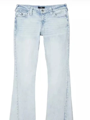 True religion jeans - Säljer ett par ljusblå true religion jeans med klassisk femficksdesign och bälteshällor. Jeansen har en snygg tvättad look och är tillverkade i mjukt denimtyg. Få antal gånger använda, bra skick. Pris kan diskuteras!