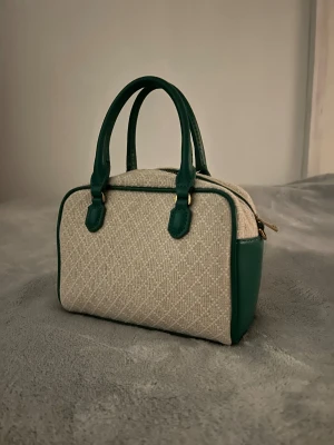 Beige och grön handväska med axelrem  - Säljer en snygg handväska från Zara, endast använd några gånger. 
