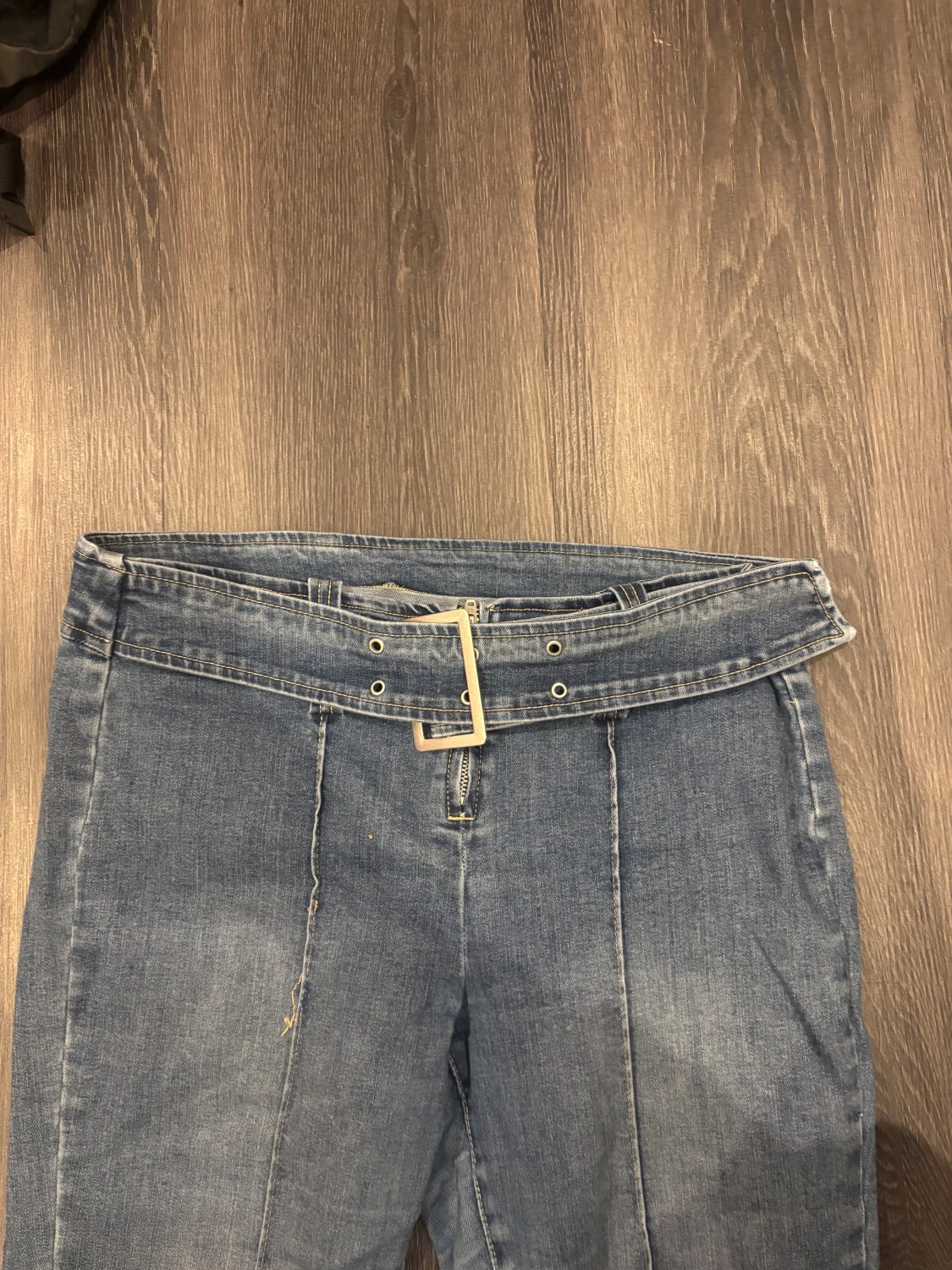 Blå bootcut jeans med bälte - 1