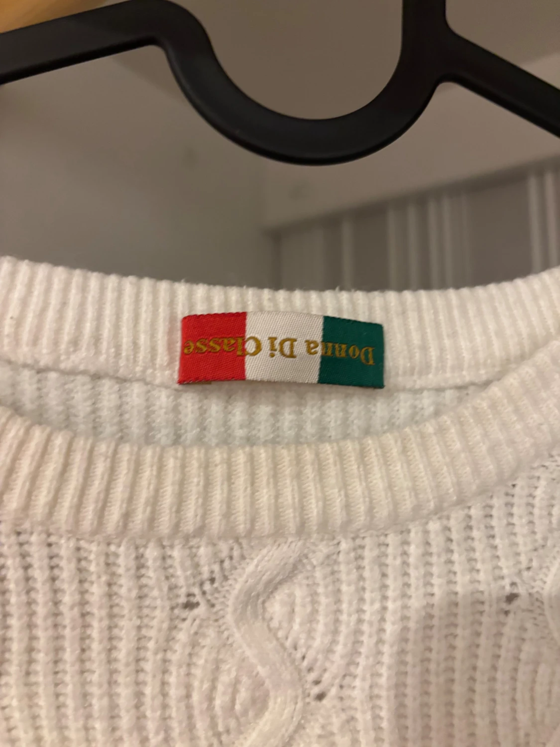 Vit stickad tröja med volang från Donna Di Classe - 2