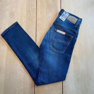Nudie jeans - Tjena! Säljer nu ett par riktigt feta nudie jeans med en riktigt snygg tvätt. De är HELT NYA, med lapparna fortfarande kvar. Jeansen är i modellen "Thin Finn" ", vilket är en slim fit passform. De är ju som sagt helt nya, så finns inga defekter. De är i storleken "28/32". Hör av er vid närmsta fundering! ❗️ Kolla även in min profil för fler helt nya nudie jeans i olika storlekar ❗️