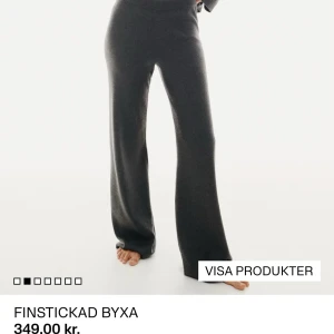 Mörkgrå stickade wide byxor - Snygga mörkgrå stickade byxor med breda ben och hög midja. Perfekta för en chill och avslappnad stil. Materialet är mjukt och stretchigt, vilket gör dem riktigt sköna att ha på sig. Passar dig som gillar loose fit och vill ha något bekvämt men ändå trendigt.